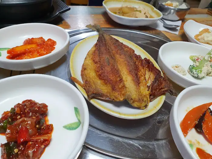 젓갈 무침과 생선 구이