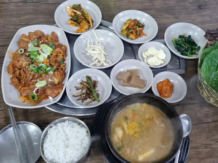 정갈하게 차려진 밑반찬과 메인 메뉴