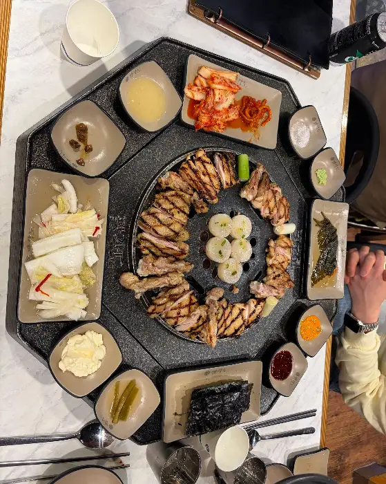 다양한 반찬과 함께 세팅된 숯불닭갈비
