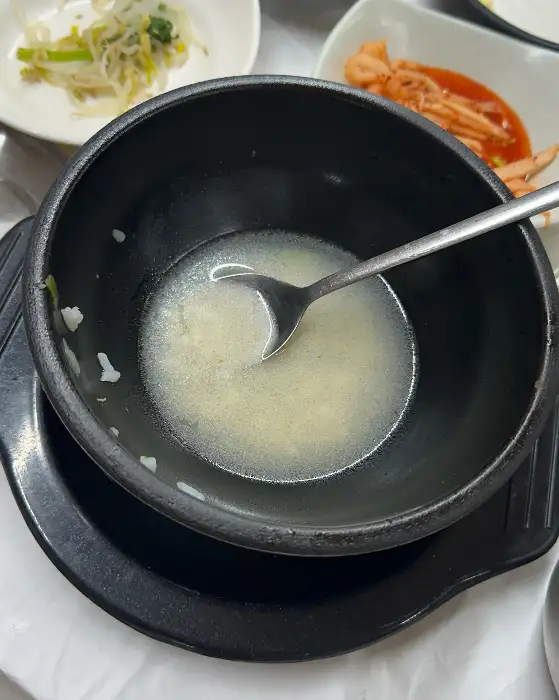식혜가 담긴 놋그릇과 숟가락