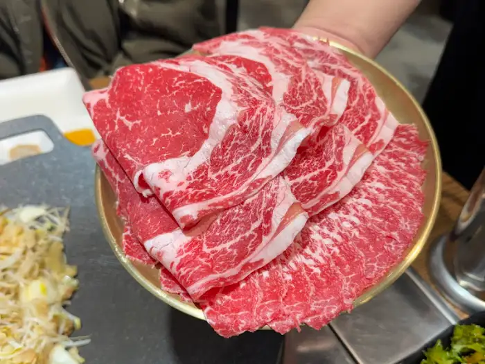 한 접시에 담긴 푸짐한 소고기