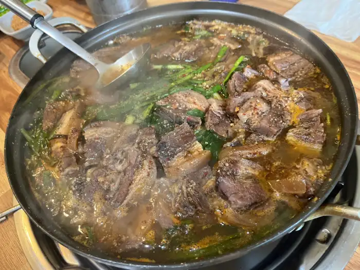 푸짐한 건더기가 가득한 해장국 냄비