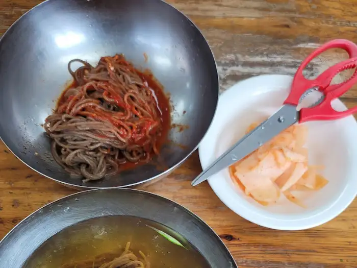비빔냉면과 가위