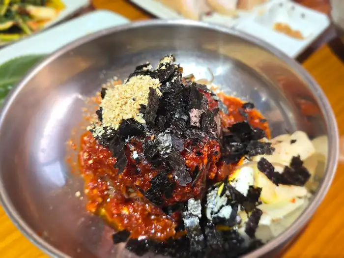 김가루와 참기름이 듬뿍 올라간 비빔막국수