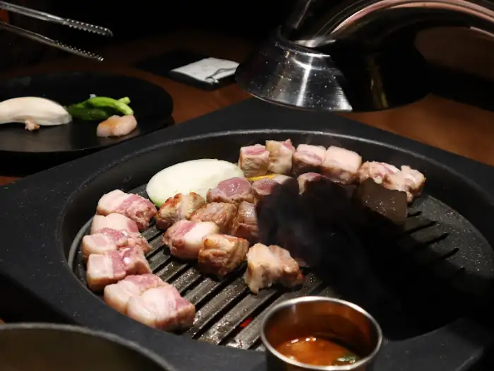 돌판 위에서 익어가는 흑돼지와 야채