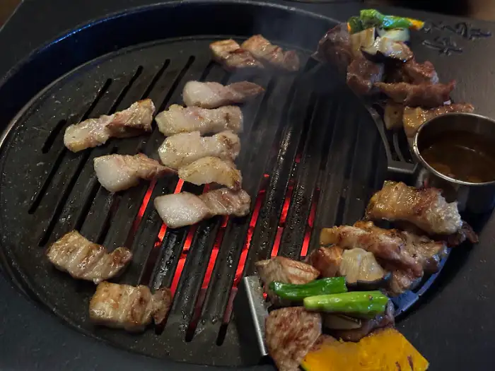 활활 타오르는 숯불 위 흑돼지