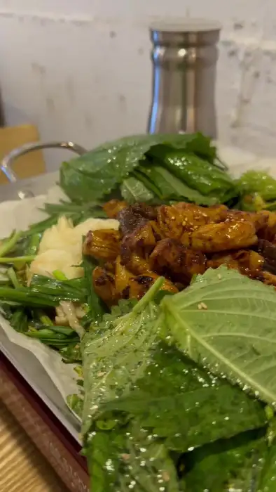 곱창과 신선한 깻잎이 함께 나온 모습