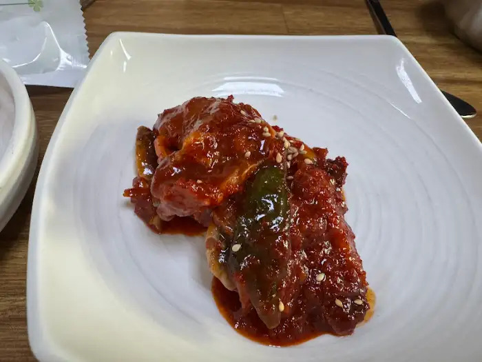 빨간 양념에 버무려진 조기 요리