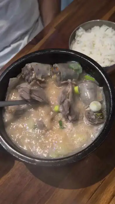 순대국밥 안에 순대와 고기가 들어있는 모습