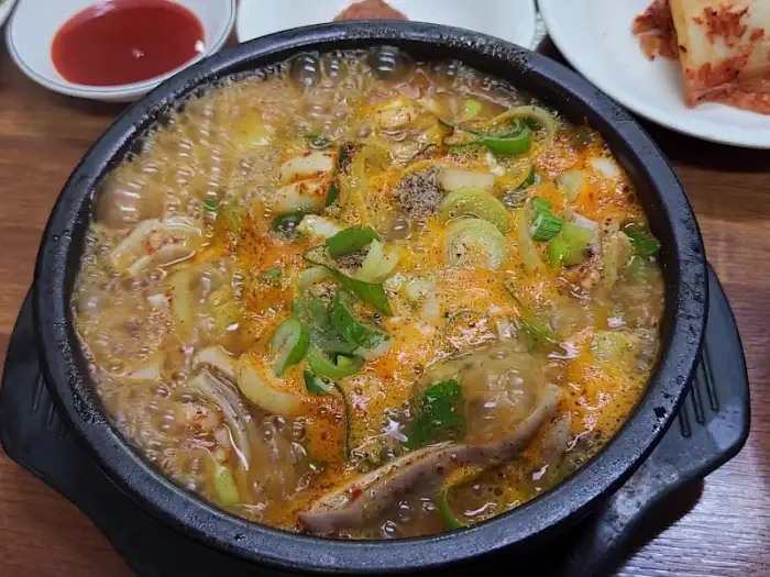 끓고 있는 순대국밥의 클로즈업 샷