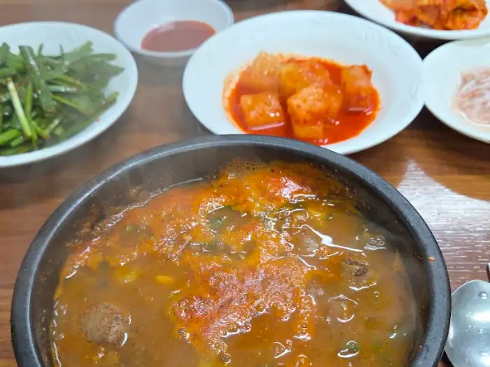 김이 모락모락 나는 특 순대국밥