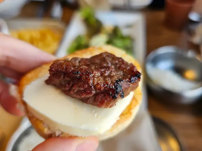 버터와 고기가 올라간 빵