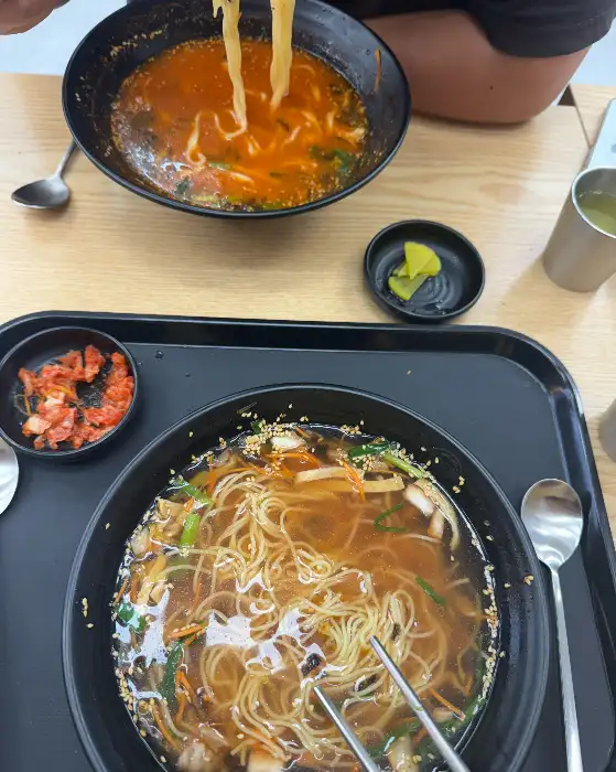 빨갛게 비벼진 비빔당면