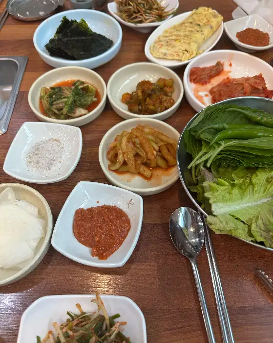 다양한 밑반찬이 정갈하게 놓인 모습