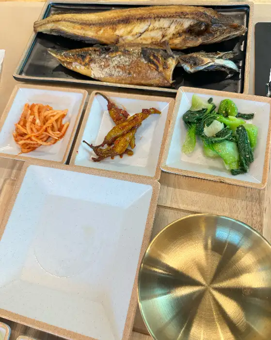 푸짐한 생선구이와 반찬 구성