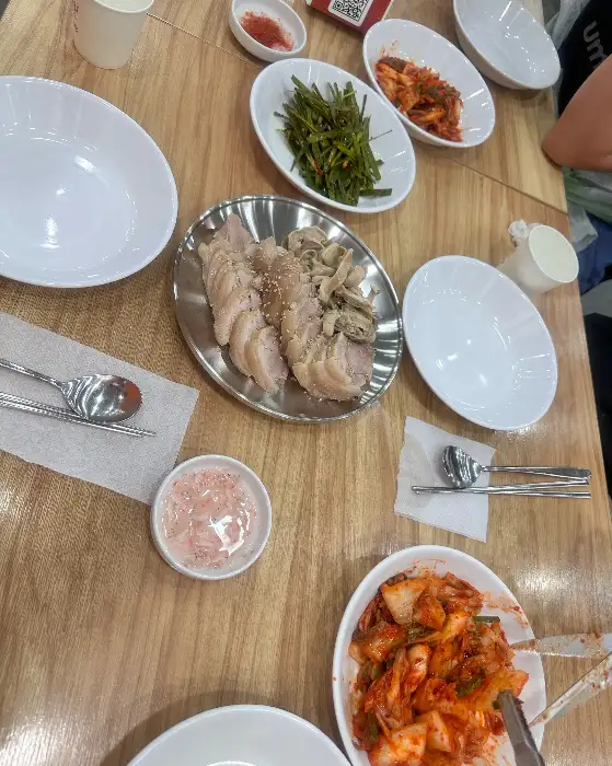 테이블에 차려진 여러 가지 음식들