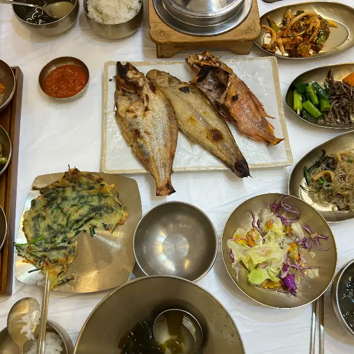 다양하고 푸짐하게 차려진 남해의 밥상 한 상