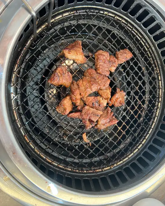 나주면옥 과천점, 숯불 위에서 익고 있는 갈비 조각들