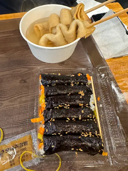 푸짐하게 담긴 김밥과 어묵