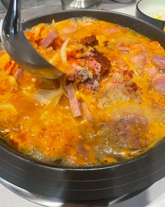 풍성한 건더기의 부대찌개