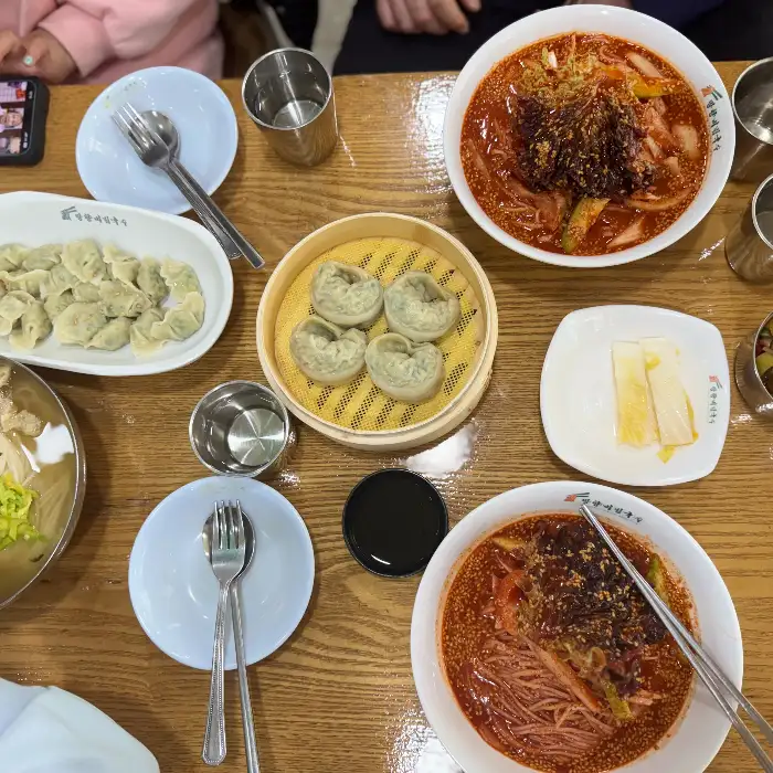 다양한 메뉴가 차려진 테이블