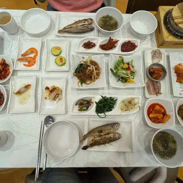 테이블에 푸짐하게 차려진 전체적인 식사 모습