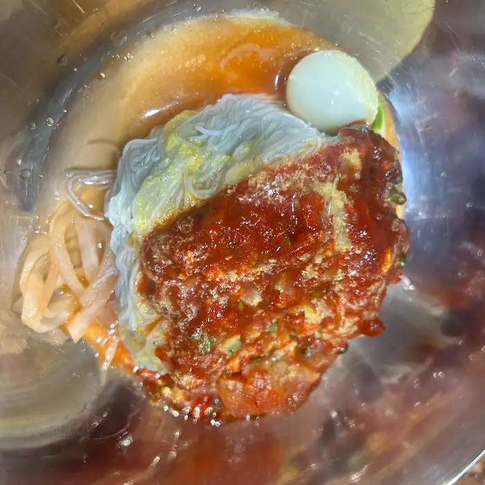 맛있게 담겨 나온 함흥냉면