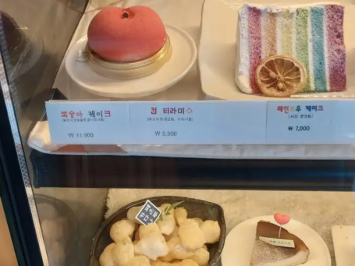 진열된 케이크와 빵