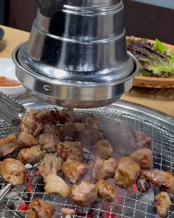 숯불에 구워지고 있는 돼지갈비 조각들