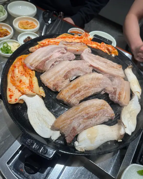 푸짐하게 끓여진 김치찌개