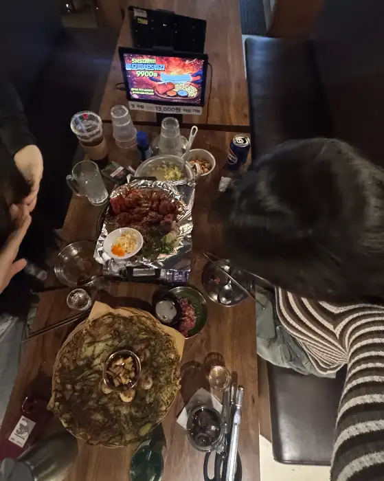 다양한 안주와 함께 푸짐하게 차려진 테이블