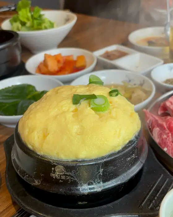 노릇하게 구워진 한우와 곁들임 찬