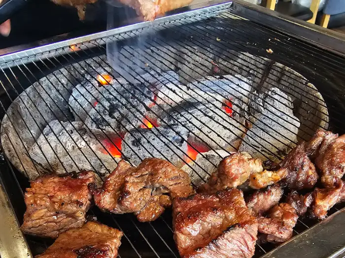 숯불 위에서 익어가는 갈비와 숯불