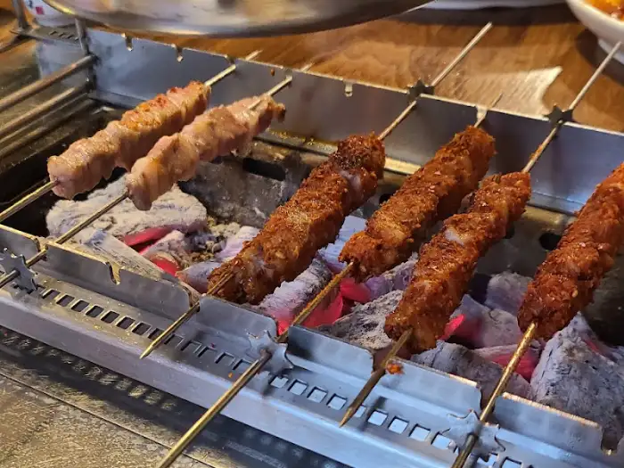 숯불 직화로 맛있게 익어가는 양꼬치