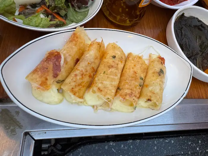 치즈가 녹아내린 먹음직스러운 치즈누룽지롤