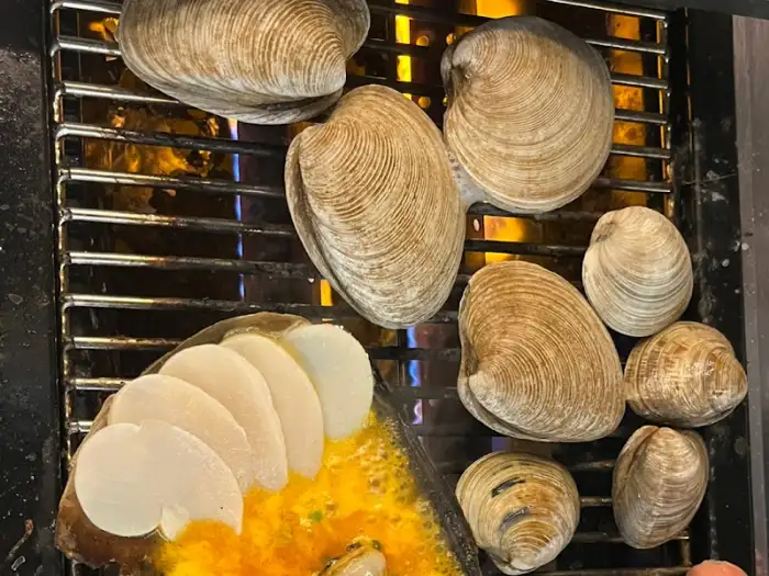 clam on the grill with broth