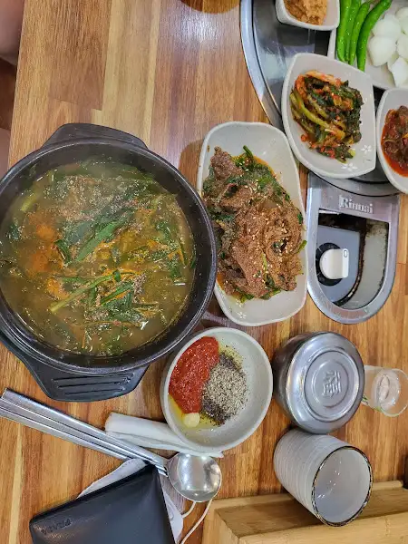해장국과 반찬 클로즈업
