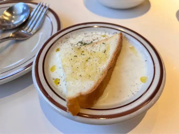 크림 수프와 빵