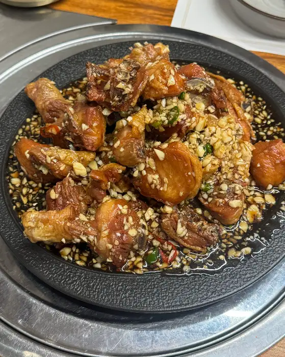정갈한 밑반찬과 메인 메뉴