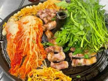 구리역 삼겹살, 솥뚜껑 위 미나리 향 품은 육즙의 황홀경