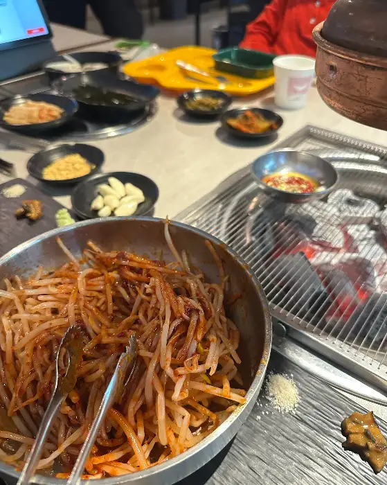 다양한 밑반찬과 곁들여 먹을 소스들