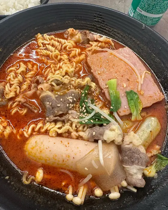 다양한 재료가 듬뿍 담긴 마라탕