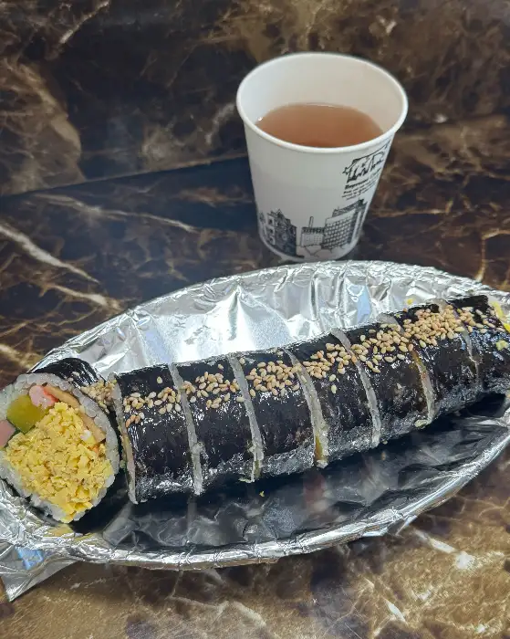 테이블 위에 놓인 묵호김밥과 차