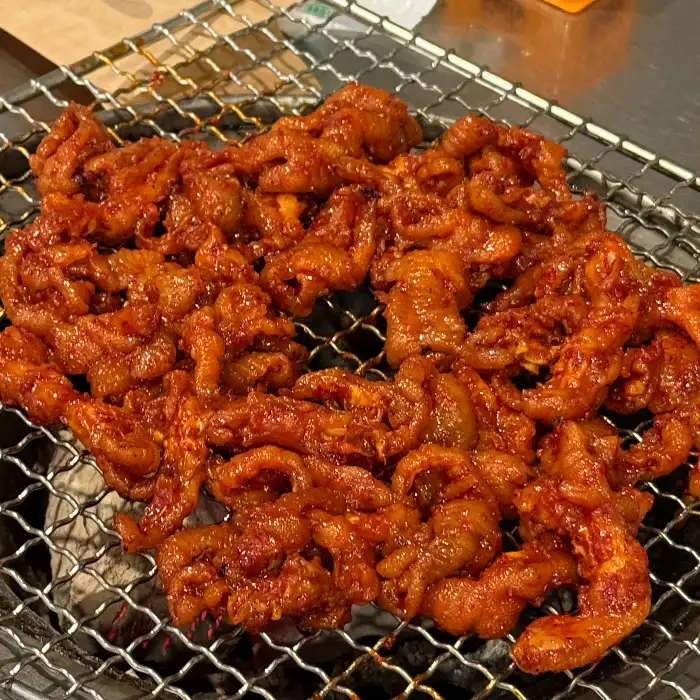 숯불 위에서 익어가고 있는 닭발