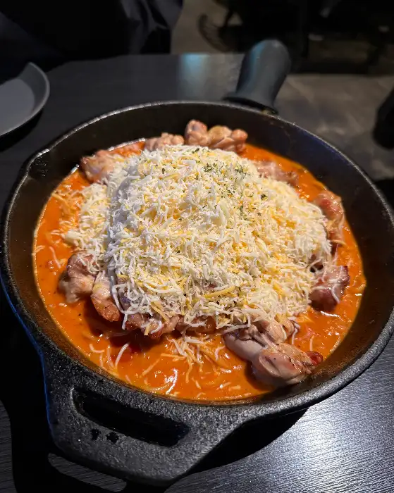 아몬드와 멸치가 올라간 갈몬드 치킨