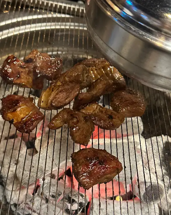 잘 구워진 뼈갈비 한 점