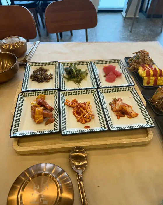 먹음직스러운 셀프 코너 반찬들
