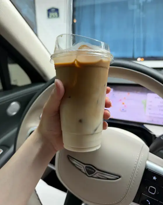 손에 들고 있는 카페라떼