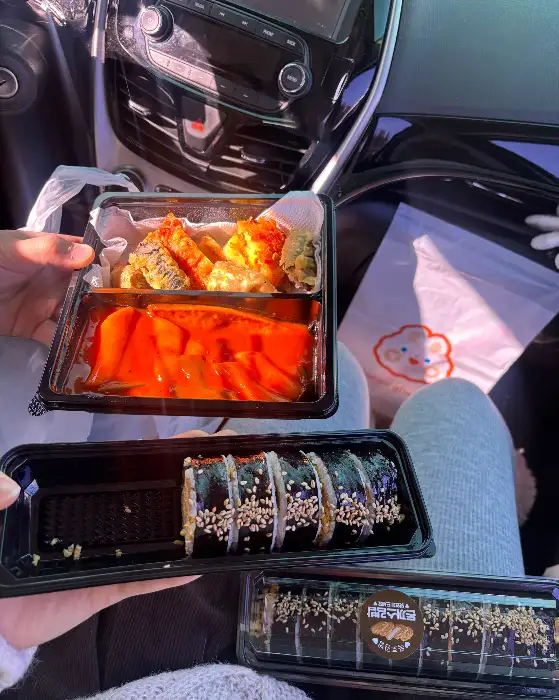 포장 주문한 김밥과 떡볶이, 튀김