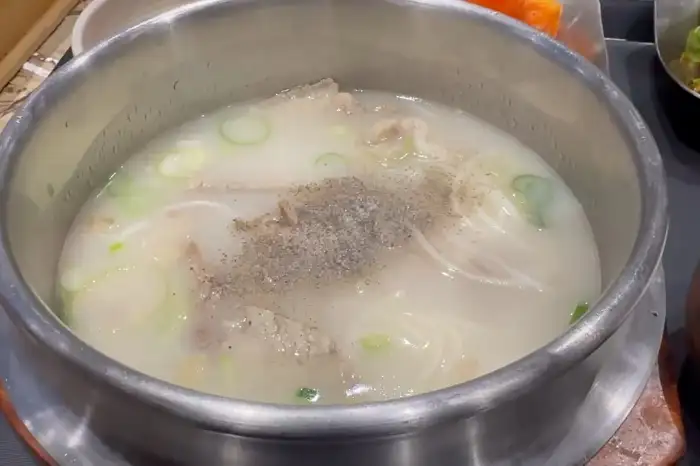 설렁탕 국물 속 부드러운 고기 조각들